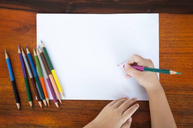 Asyalı küçük çocuk beyaz kağıda yazı renk kalem kullanın