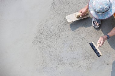 Adam iş kat sıva çimento üstten görünüm