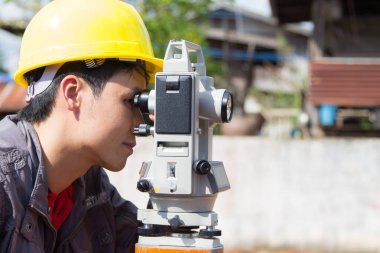 Mühendisler satır sütun binaları inşası için anket.
