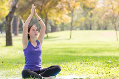 Tatil genç kadının Yoga poz meditasyon Parkı spor sağlıklı kavramında yapması.