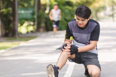 Asya Genç spor adamı diz yaralanması koşu üzerinden