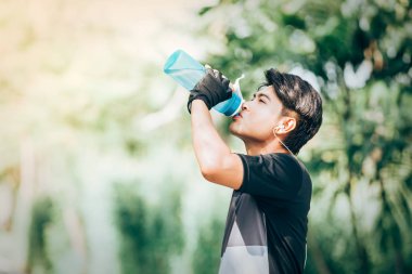 Parkta çalıştırdıktan sonra Asya spor erkek içme suyu