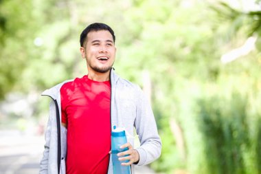 Parkta çalıştırdıktan sonra Asya spor erkek içme suyu