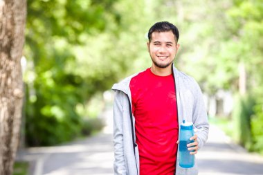 Parkta çalıştırdıktan sonra Asya spor erkek içme suyu