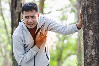 Asya kardiyak arrest çalışan genç kalp krizi Park adam. Şiddetli gönül yarası