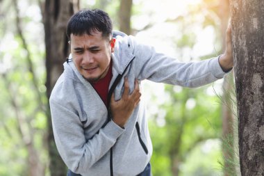 Asya kardiyak arrest çalışan genç kalp krizi Park adam. Şiddetli gönül yarası