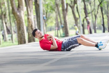 Asya kardiyak arrest çalışan genç kalp krizi Park adam. Şiddetli gönül yarası