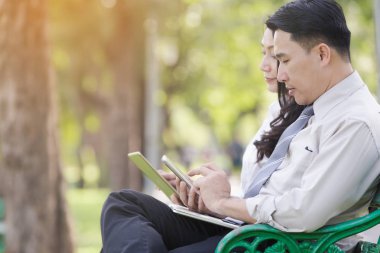 İş gevşeme Park dizüstü bilgisayar ile Asya iki iş erkek ve kadın