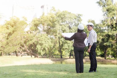 iş planları inşaat parkta Asya erkek ve kadın mühendisler