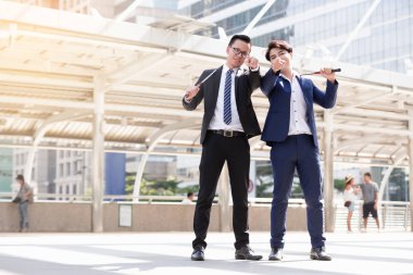 Şehirde Golf oynamak portre Asya iki iş adamı