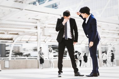 Asya işadamı kızgın alt arka plan şehir. İş kavramı