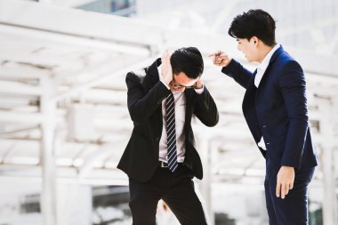 Asya işadamı kızgın alt arka plan şehir. İş kavramı