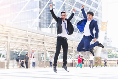 Asyalı iki iş adamları mutlu şehirde çalışıyor