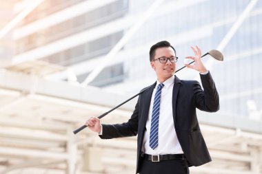 Cityscape ile Golf artalanda portre Asya iş adamı