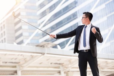 Cityscape ile Golf artalanda portre Asya iş adamı