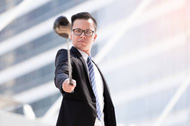 Cityscape ile Golf artalanda portre Asya iş adamı