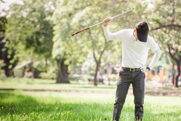 Asiatiska Män Arg Golfare Försöker Bryta Sin Klubb — Stockfoto