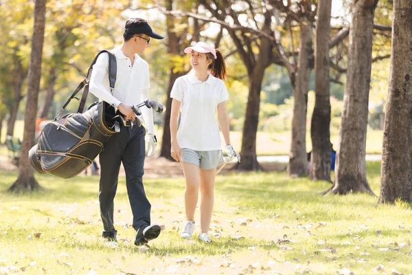 Asiático Joven Deportivo Pareja Jugando Golf Campo Golf Caminando Hablando —  Fotos de Stock