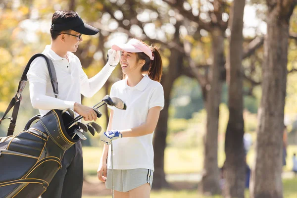 Ázsiai Fiatal Sportos Pár Golfozni Golfpályán Boldogan Beszél Séta — Stock Fotó