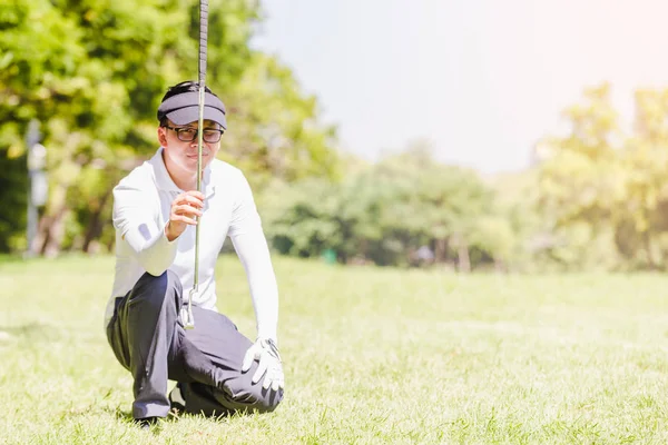 Ázsiai Férfiak Golfozni Férfiak Golfozni Állva Mezőben — Stock Fotó