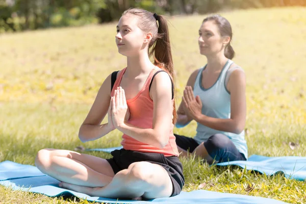 Urlaub Frau Familie Yoga Pose Meditation Öffentlichen Park Sport Gesundes — Stockfoto