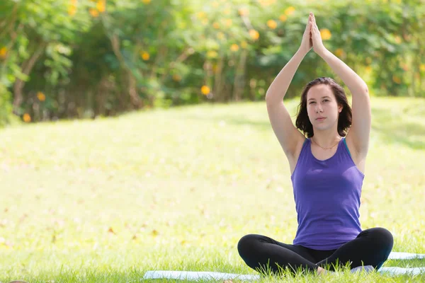 Urlaub Junge Frau Macht Yoga Pose Meditation Öffentlichen Park Sport — Stockfoto