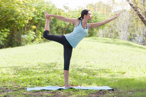 Urlauberin Bei Yoga Pose Meditation Öffentlichen Park Sport Healthy Concept — Stockfoto