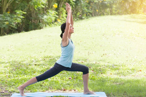 Urlauberin Bei Yoga Pose Meditation Öffentlichen Park Sport Healthy Concept — Stockfoto
