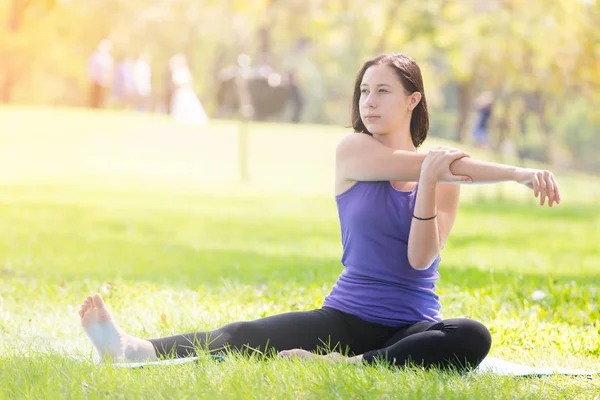 Urlaub Junge Frau Macht Yoga Pose Meditation Öffentlichen Park Sport — Stockfoto