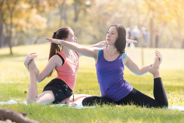 Tatil genç kadının Yoga poz meditasyon Parkı spor sağlıklı kavramında yapması.