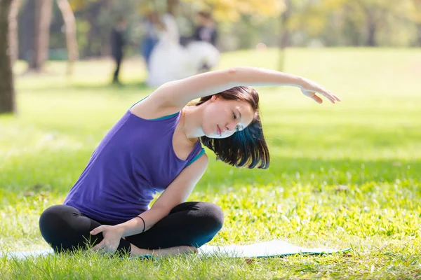 Urlaub Junge Frau Macht Yoga Pose Meditation Öffentlichen Park Sport — Stockfoto