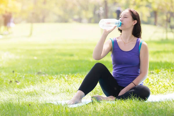 Tatil kadın gevşeme Yoga poz meditasyon Parkı spor sağlıklı kavramında yapıyor.