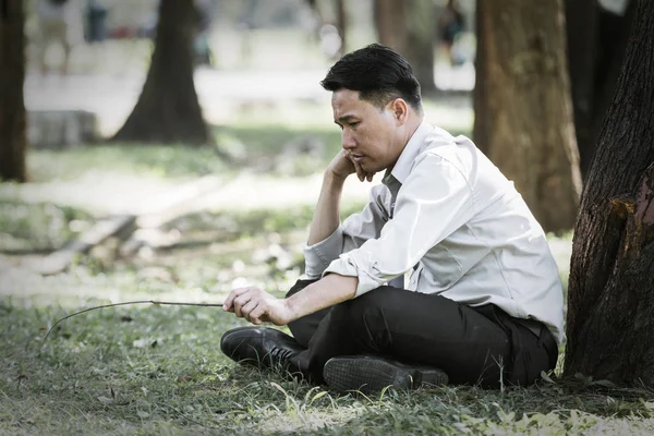 Asya Adamı Yetersiz Kalıyor Parkta Ağaç Altında Ciddi — Stok fotoğraf