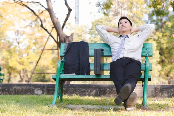 Yeşil Ahşap Sandalye Gevşeme Parkta Oturmak Portre Asya Adamı — Stok fotoğraf
