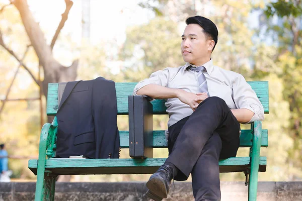 Портрет Азиатского Бизнесмена Сидеть Зеленом Деревянном Кресле Отдыха Парке — стоковое фото