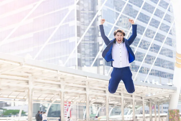 Asya Genç İşadamları atlama mutlu şehirde çalışıyor