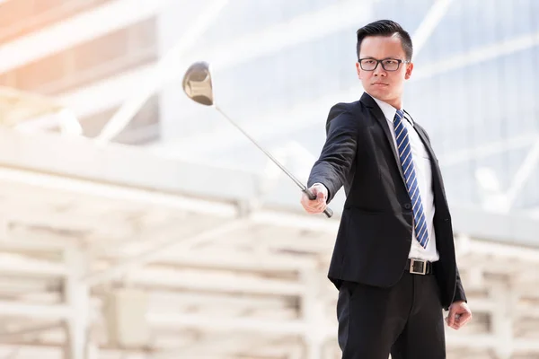 Ritratto Asiatico Uomo Affari Giocando Golf Con Cityscape Sullo Sfondo — Foto Stock