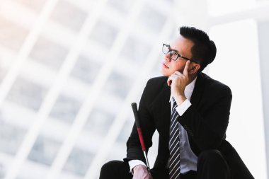 Golf kulüpleri iş adamları tutun ve golf topları şehirde üzgün oturmak.