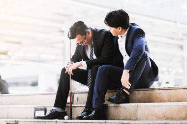 İşadamları ve arkadaşları golf kulüpleri tutun ve golf topları oturmak şehirde palan.