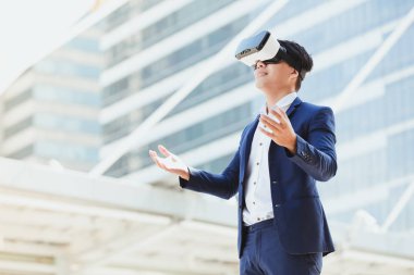 Kavram simülasyon teknoloji iş, işadamı şehir kasaba arka plan ile gözlük sanal gerçeklik