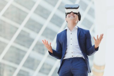 Kavram simülasyon teknoloji iş, işadamı şehir kasaba arka plan ile gözlük sanal gerçeklik