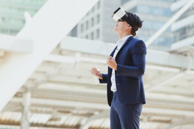 Kavram simülasyon teknoloji iş, işadamı şehir kasaba arka plan ile gözlük sanal gerçeklik