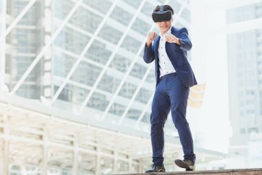 Kavram simülasyon teknoloji iş, işadamı şehir kasaba arka plan ile gözlük sanal gerçeklik