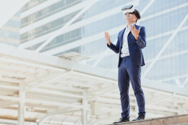 Kavram simülasyon teknoloji iş, işadamı şehir kasaba arka plan ile gözlük sanal gerçeklik