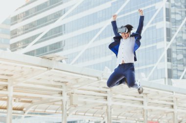 Kavram simülasyon teknoloji iş, işadamı şehir kasaba arka plan ile gözlük sanal gerçeklik