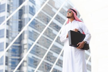 Şehirde çalışıyor Arap iş adamı