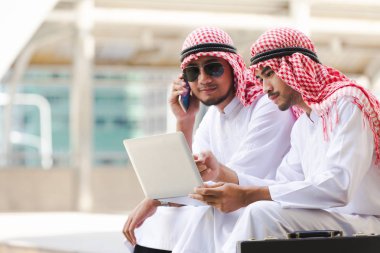 Taplet şehrin üzerinde çalıştığı Arap iş adamı aramak için telefon