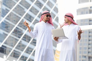 Taplet şehrin üzerinde çalıştığı Arap iş adamı aramak için telefon