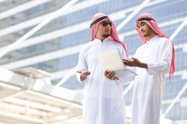 Taplet şehrin üzerinde çalıştığı Arap iş adamı aramak için telefon