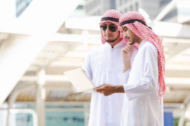 Taplet şehrin üzerinde çalıştığı Arap iş adamı aramak için telefon